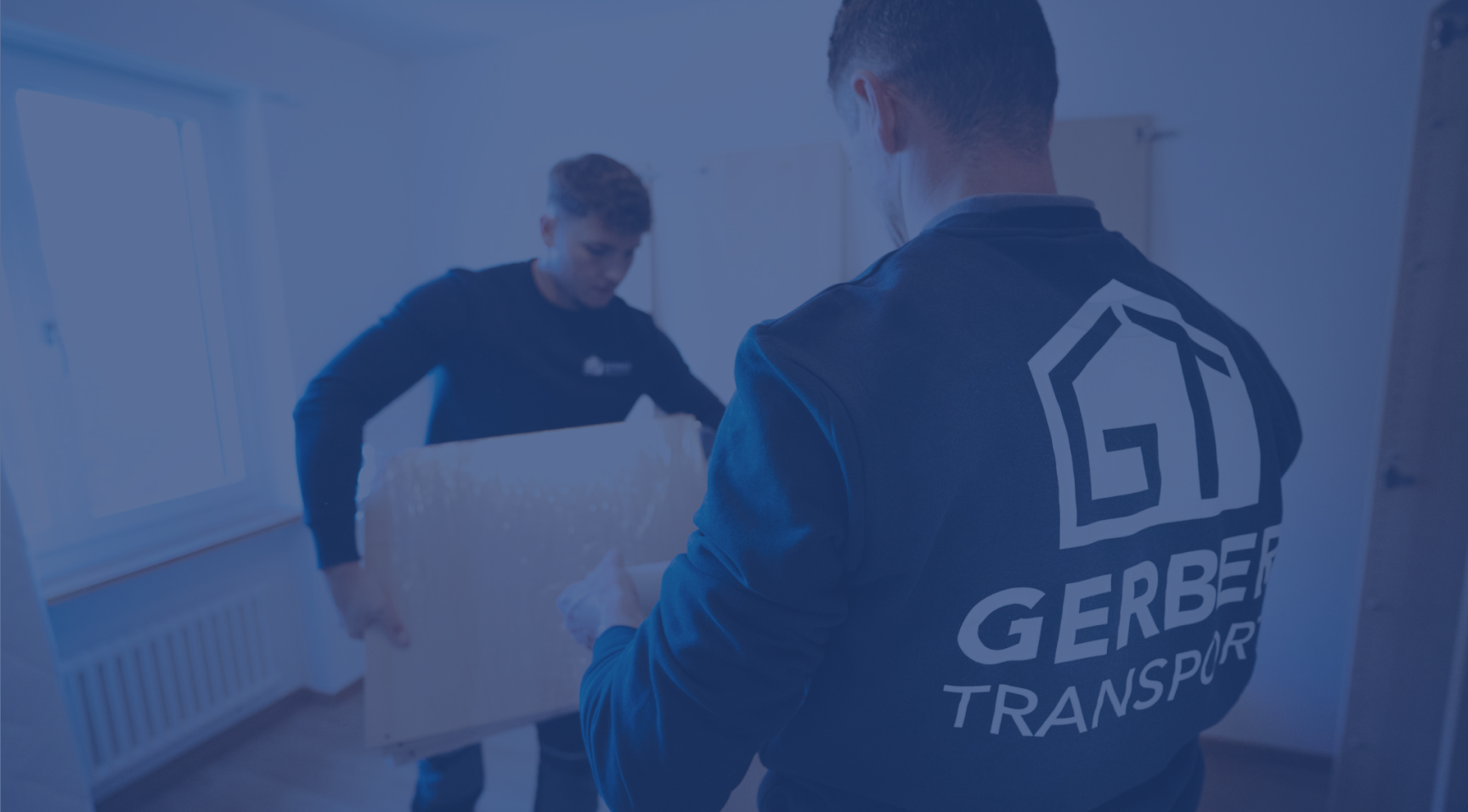 Mitarbeitende von Gerber Transport beim Möbeltransport
